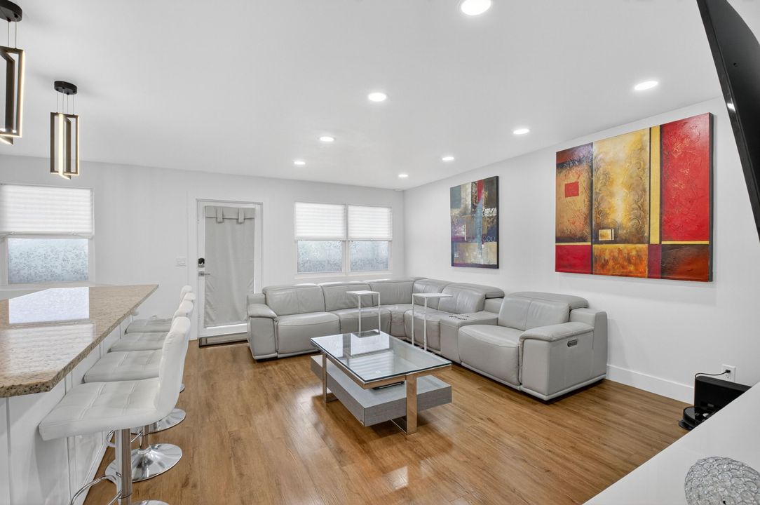 For Sale: $279,900 (2 beds, 1 baths, 861 Square Feet)