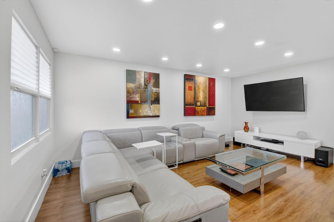 For Sale: $279,900 (2 beds, 1 baths, 861 Square Feet)