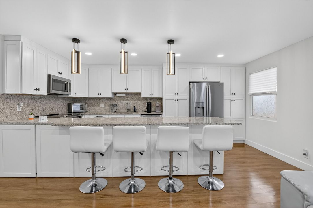 For Sale: $279,900 (2 beds, 1 baths, 861 Square Feet)