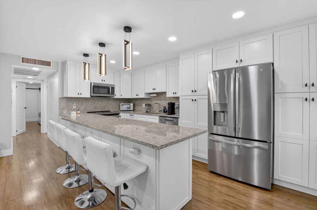 For Sale: $279,900 (2 beds, 1 baths, 861 Square Feet)