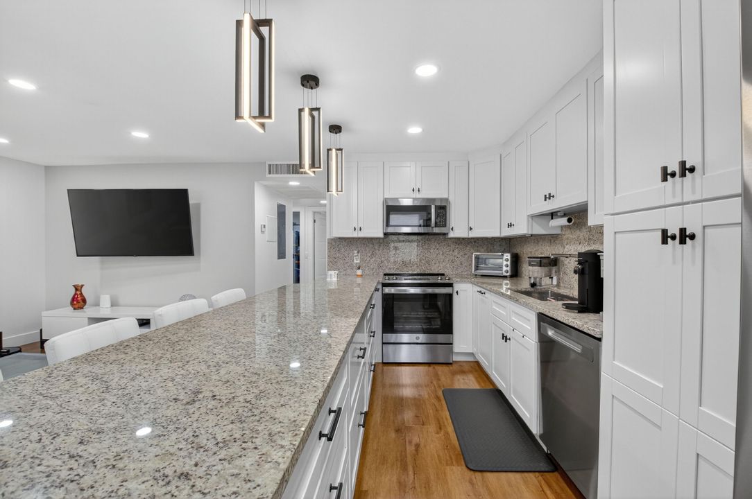 For Sale: $279,900 (2 beds, 1 baths, 861 Square Feet)