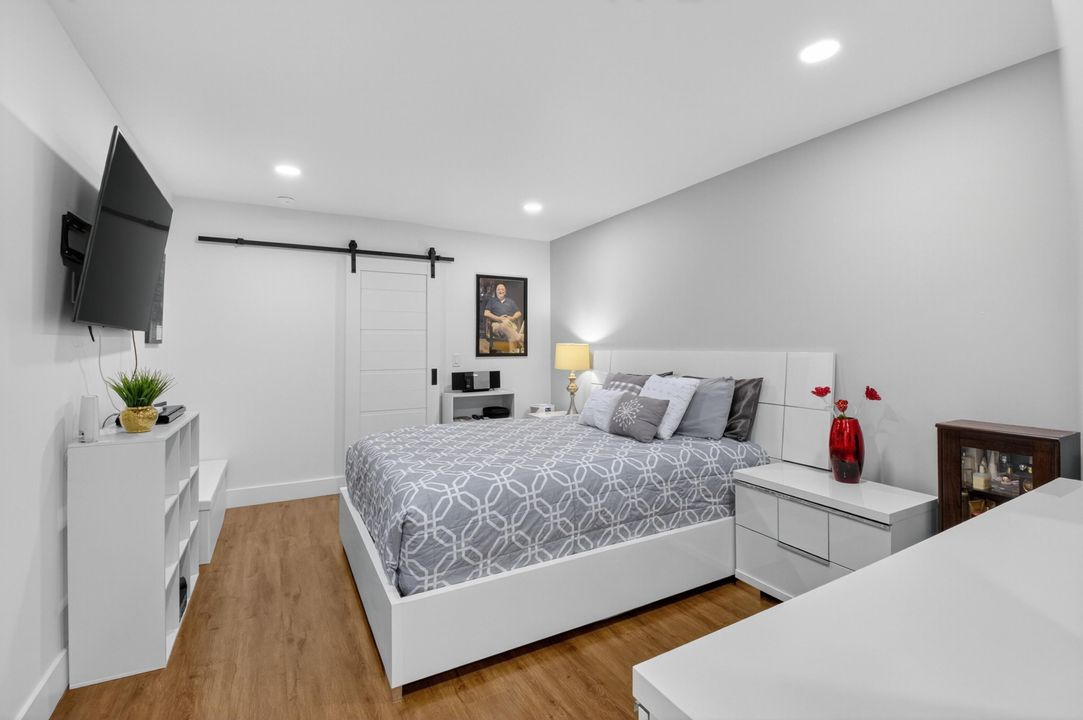 For Sale: $279,900 (2 beds, 1 baths, 861 Square Feet)