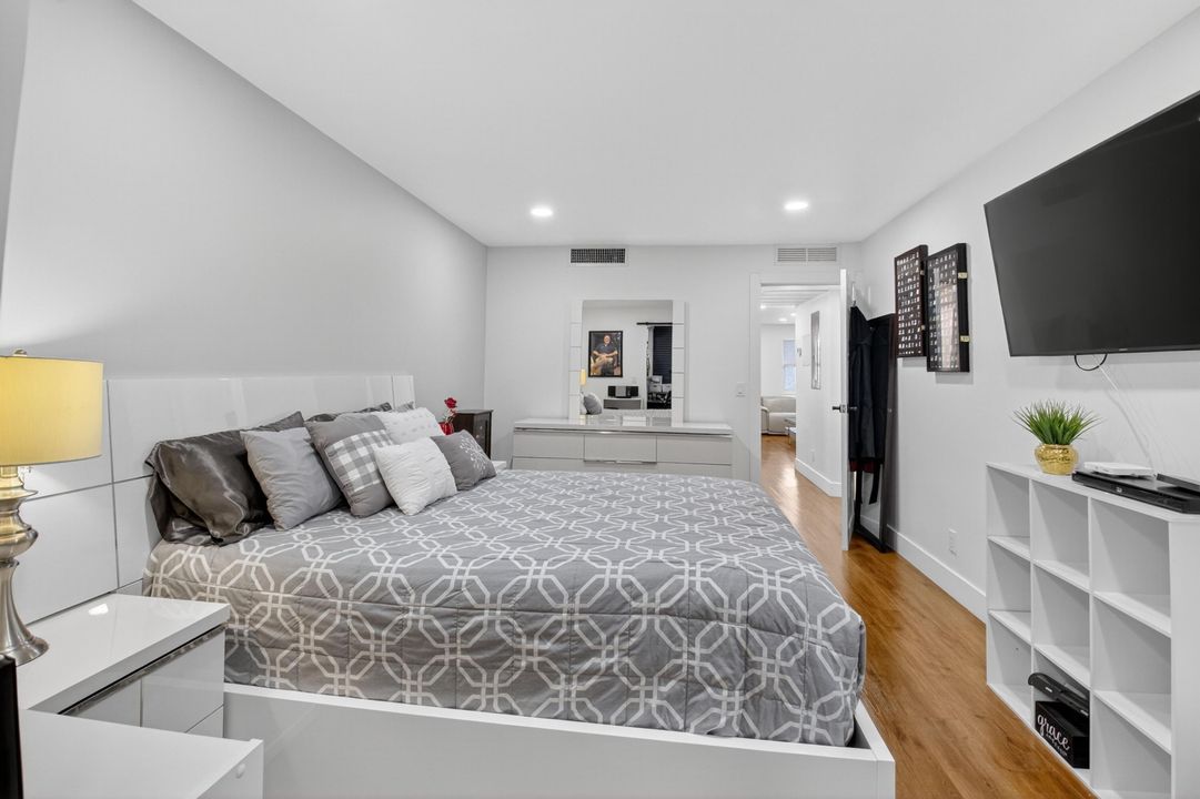 For Sale: $279,900 (2 beds, 1 baths, 861 Square Feet)