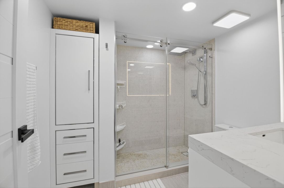 For Sale: $279,900 (2 beds, 1 baths, 861 Square Feet)