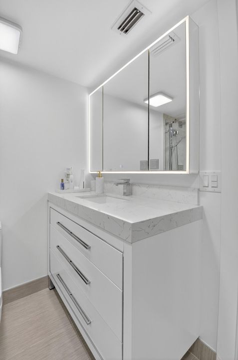 For Sale: $279,900 (2 beds, 1 baths, 861 Square Feet)