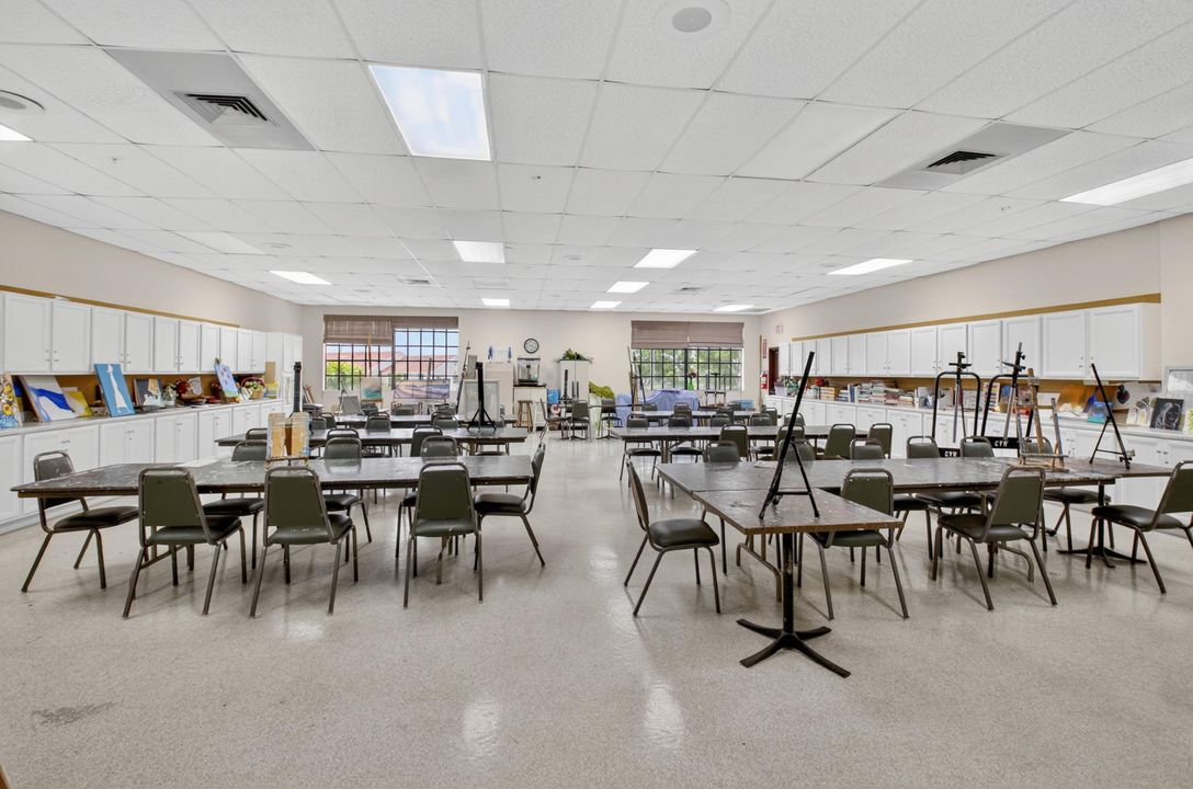 For Sale: $279,900 (2 beds, 1 baths, 861 Square Feet)