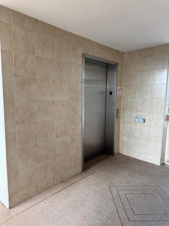 For Sale: $279,900 (2 beds, 1 baths, 861 Square Feet)