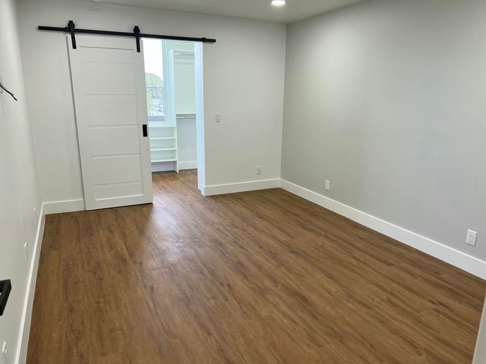 For Sale: $279,900 (2 beds, 1 baths, 861 Square Feet)