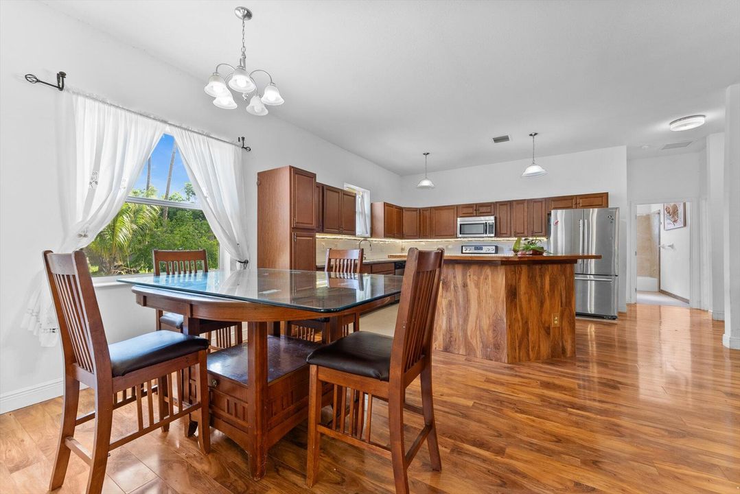 En Venta: $675,000 (3 camas, 3 baños, 2336 Pies cuadrados)