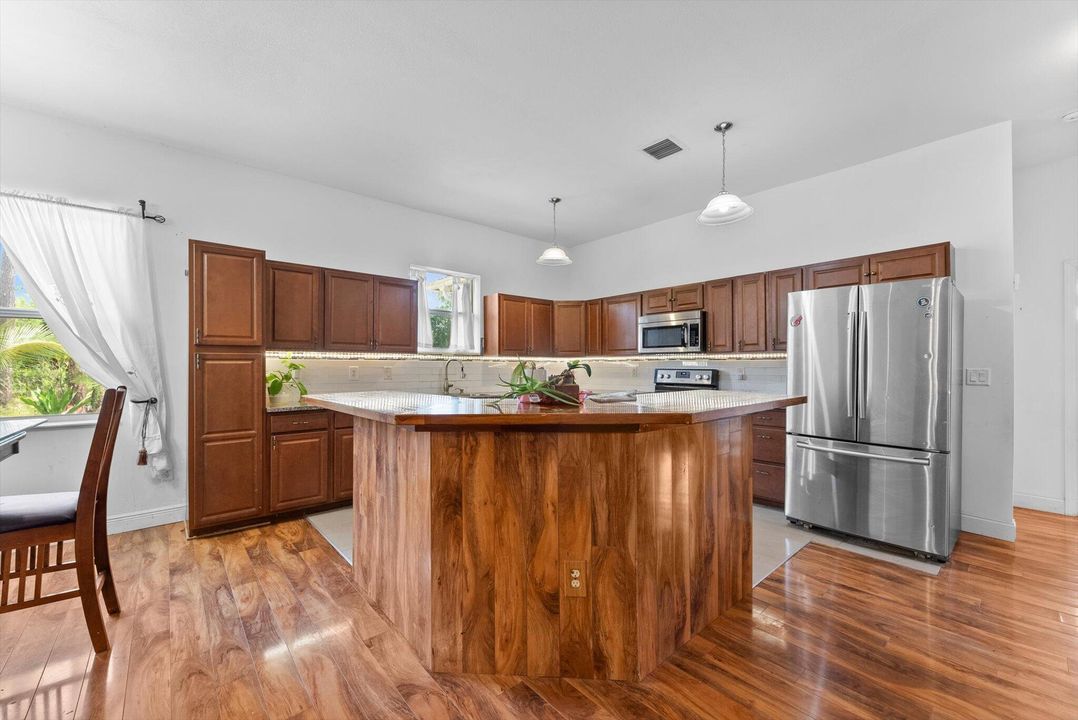 En Venta: $675,000 (3 camas, 3 baños, 2336 Pies cuadrados)