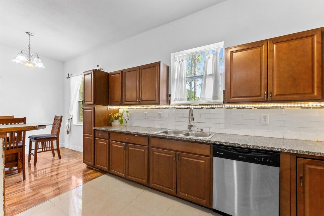 En Venta: $675,000 (3 camas, 3 baños, 2336 Pies cuadrados)