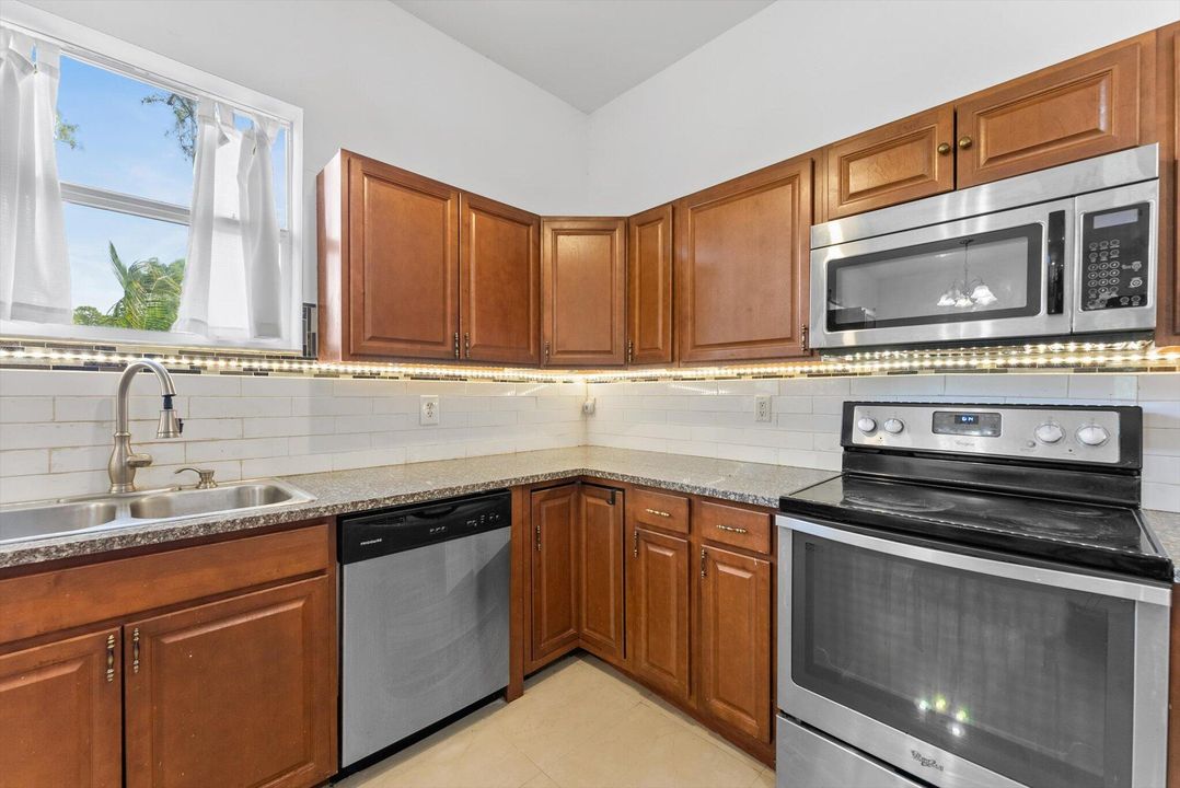 En Venta: $675,000 (3 camas, 3 baños, 2336 Pies cuadrados)