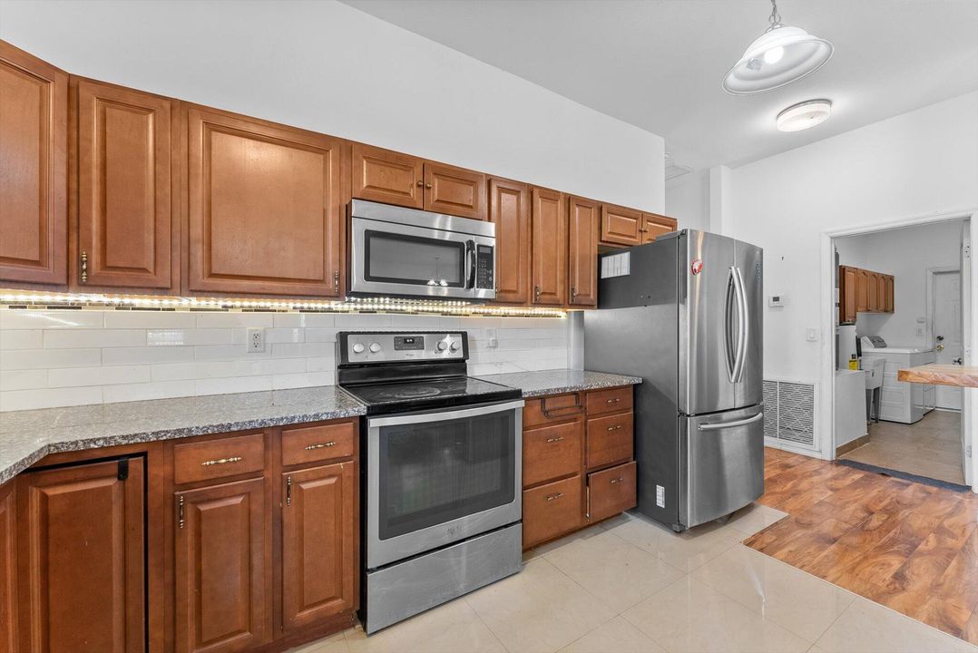 En Venta: $675,000 (3 camas, 3 baños, 2336 Pies cuadrados)