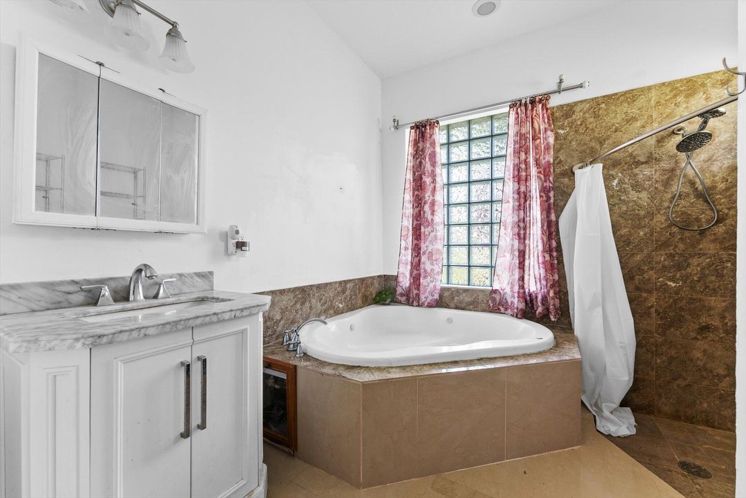 En Venta: $675,000 (3 camas, 3 baños, 2336 Pies cuadrados)