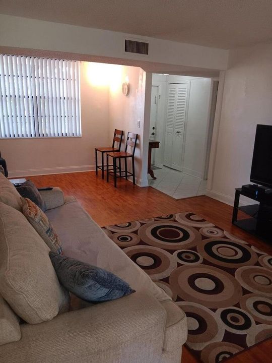 For Sale: $163,000 (1 beds, 1 baths, 850 Square Feet)