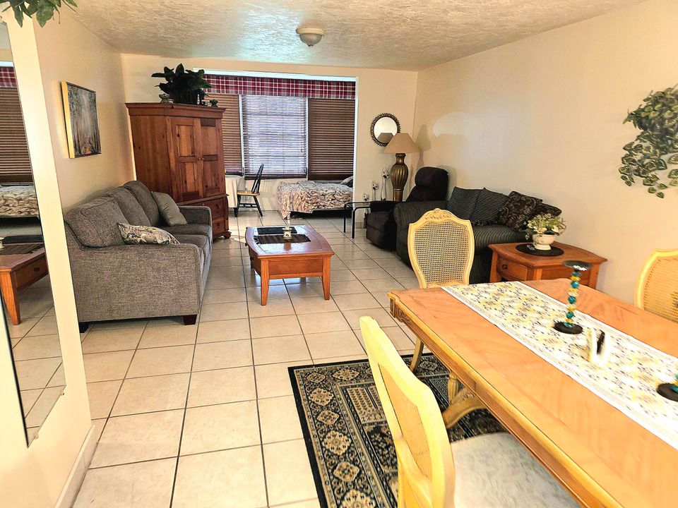 待售: $97,000 (1 贝兹, 1 浴室, 748 平方英尺)