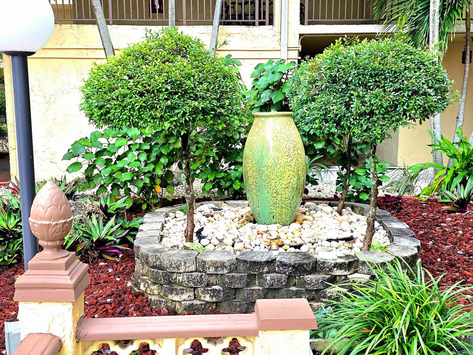 待售: $97,000 (1 贝兹, 1 浴室, 748 平方英尺)