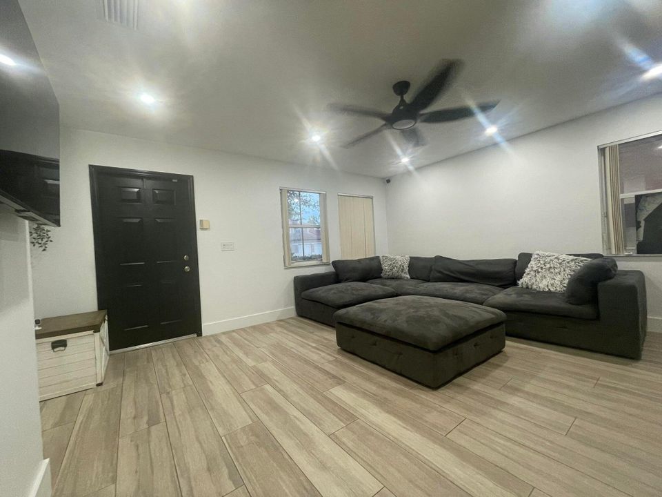 Active With Contract: $3,900 (4 beds, 2 baths, 1900 Square Feet)