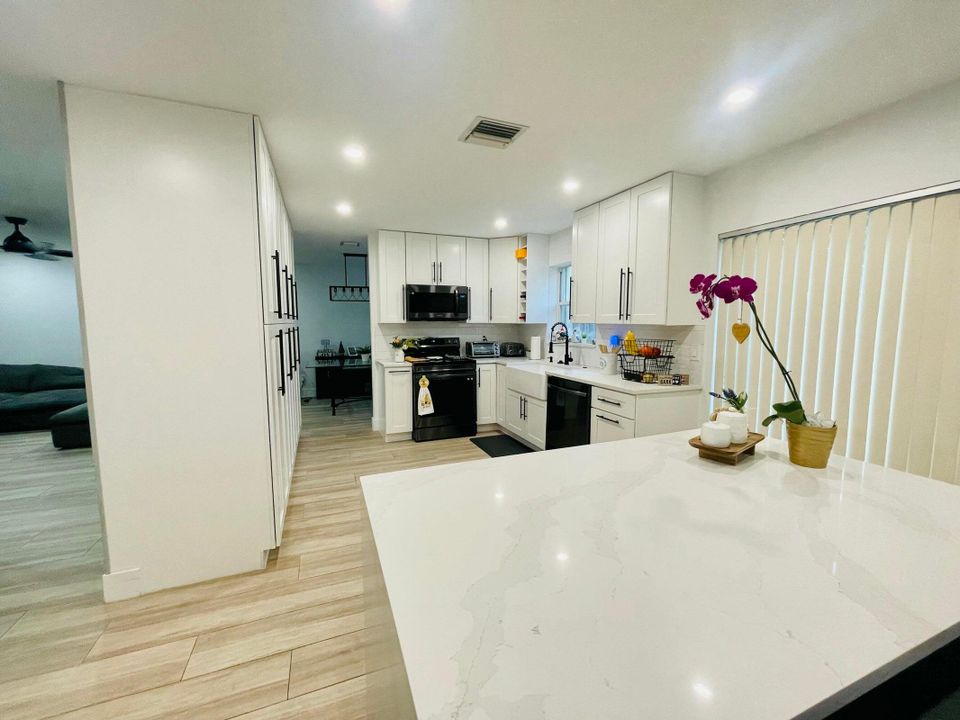 Active With Contract: $3,900 (4 beds, 2 baths, 1900 Square Feet)