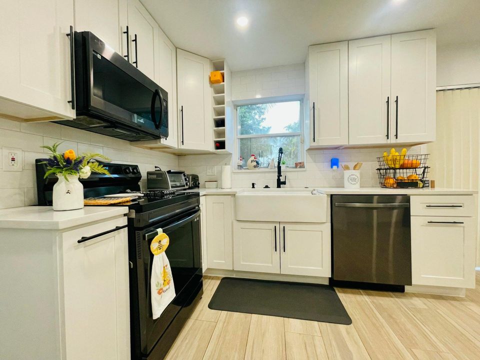 Active With Contract: $3,900 (4 beds, 2 baths, 1900 Square Feet)