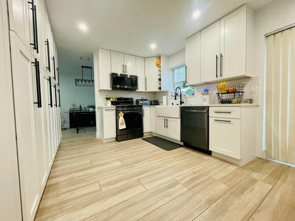 Active With Contract: $3,900 (4 beds, 2 baths, 1900 Square Feet)