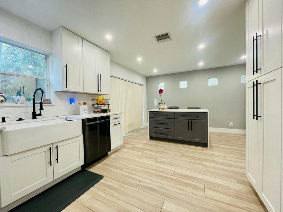 Active With Contract: $3,900 (4 beds, 2 baths, 1900 Square Feet)