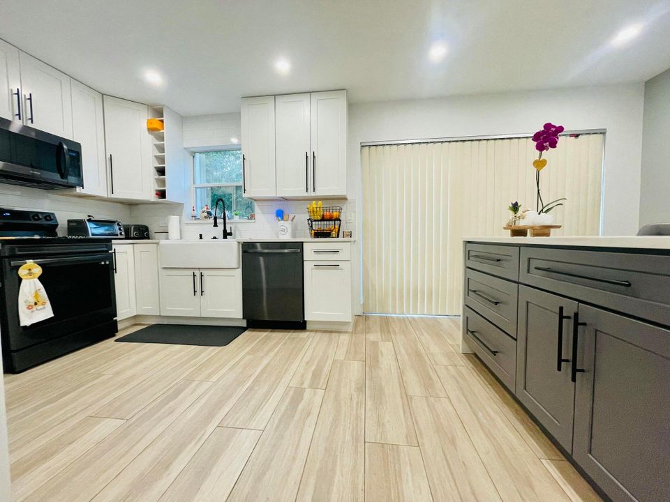 Active With Contract: $3,900 (4 beds, 2 baths, 1900 Square Feet)