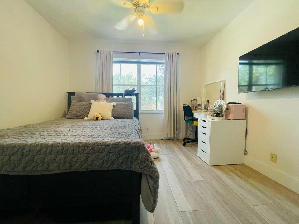 Active With Contract: $3,900 (4 beds, 2 baths, 1900 Square Feet)