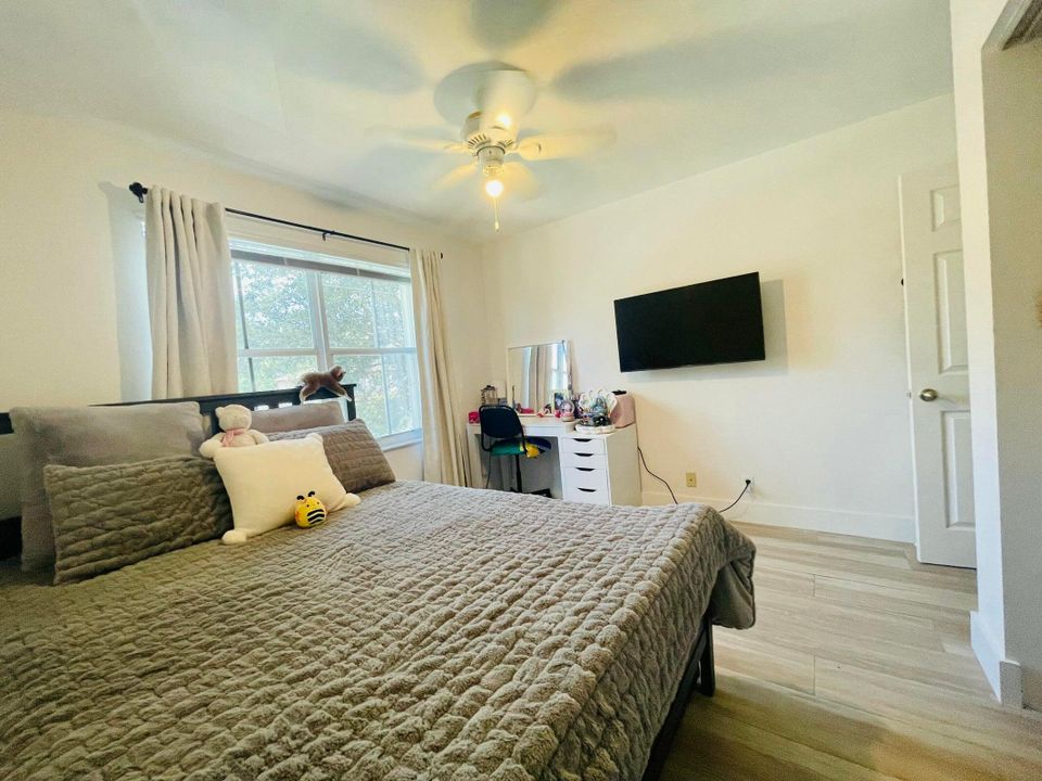 Active With Contract: $3,900 (4 beds, 2 baths, 1900 Square Feet)