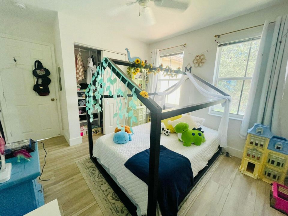 Active With Contract: $3,900 (4 beds, 2 baths, 1900 Square Feet)