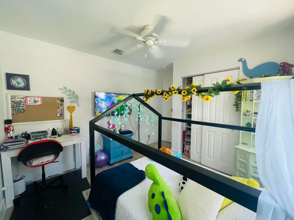 Active With Contract: $3,900 (4 beds, 2 baths, 1900 Square Feet)