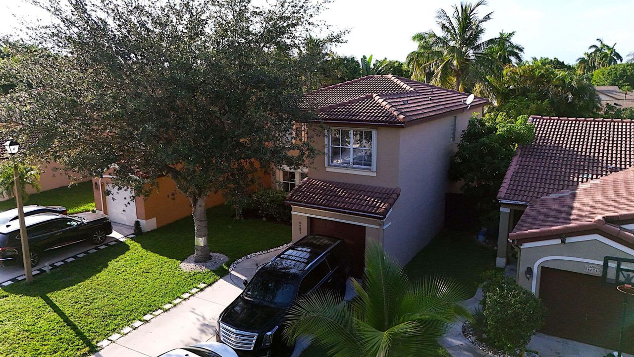 Active With Contract: $3,900 (4 beds, 2 baths, 1900 Square Feet)