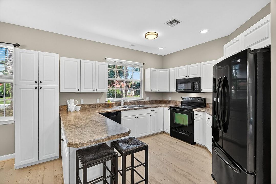 Activo con contrato: $334,900 (3 camas, 2 baños, 1928 Pies cuadrados)