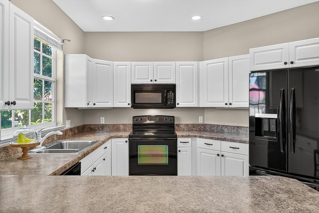 Activo con contrato: $334,900 (3 camas, 2 baños, 1928 Pies cuadrados)