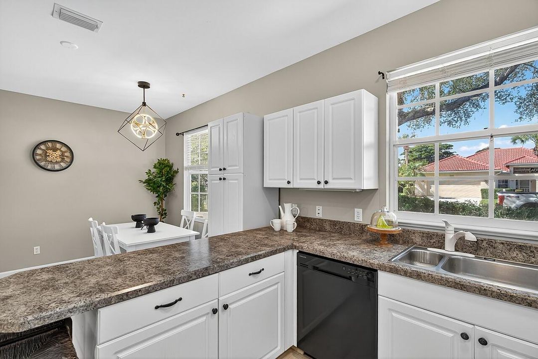 Activo con contrato: $334,900 (3 camas, 2 baños, 1928 Pies cuadrados)