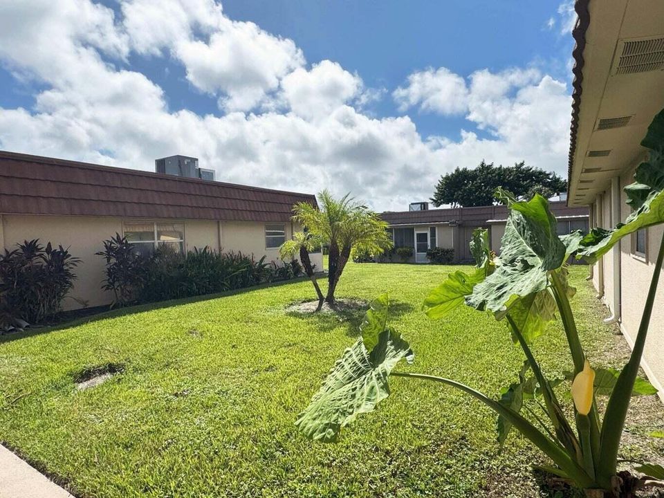 Под контрактом: $88,900 (2 спален, 2 ванн, 880 Квадратных фут)