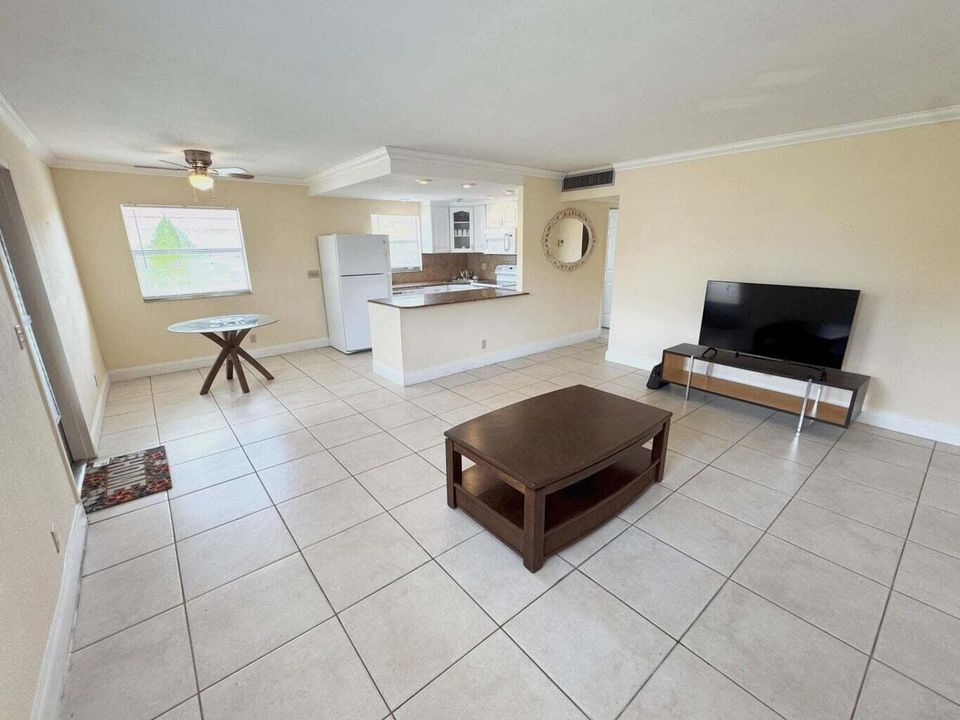 Под контрактом: $88,900 (2 спален, 2 ванн, 880 Квадратных фут)