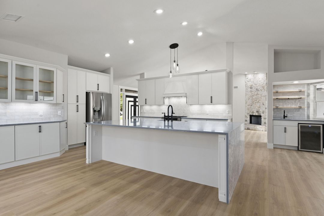 Activo con contrato: $895,000 (3 camas, 2 baños, 2363 Pies cuadrados)