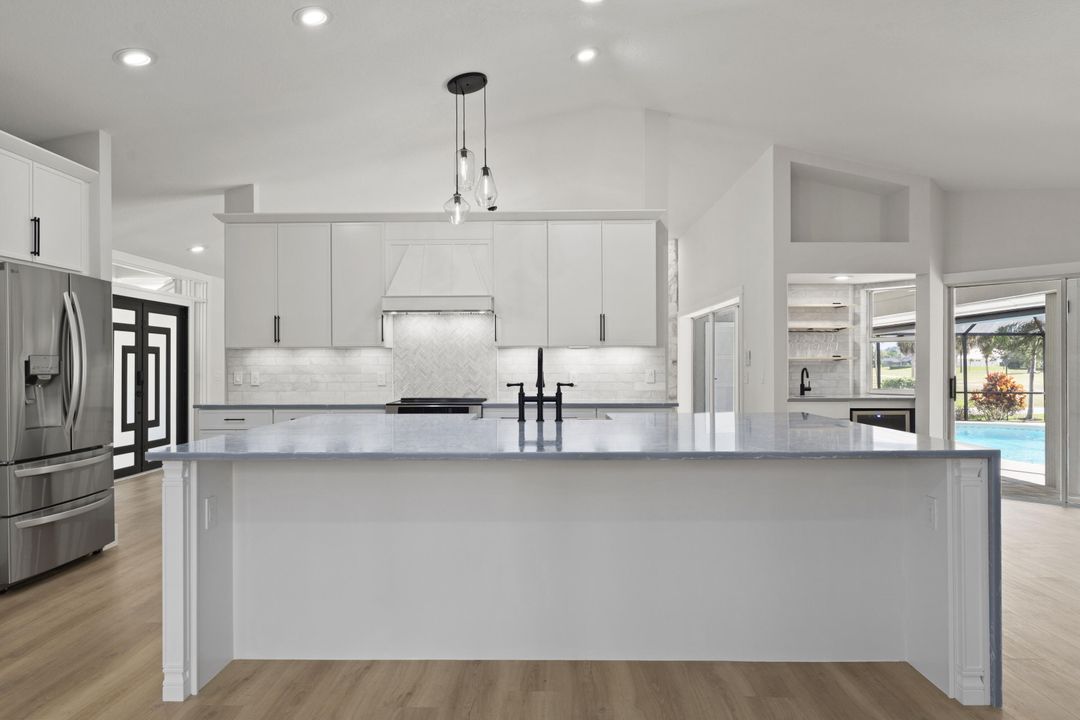 Activo con contrato: $895,000 (3 camas, 2 baños, 2363 Pies cuadrados)