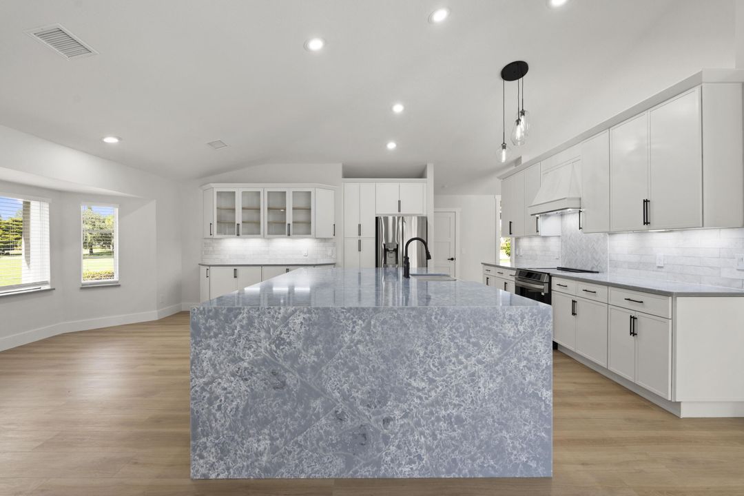 Activo con contrato: $895,000 (3 camas, 2 baños, 2363 Pies cuadrados)