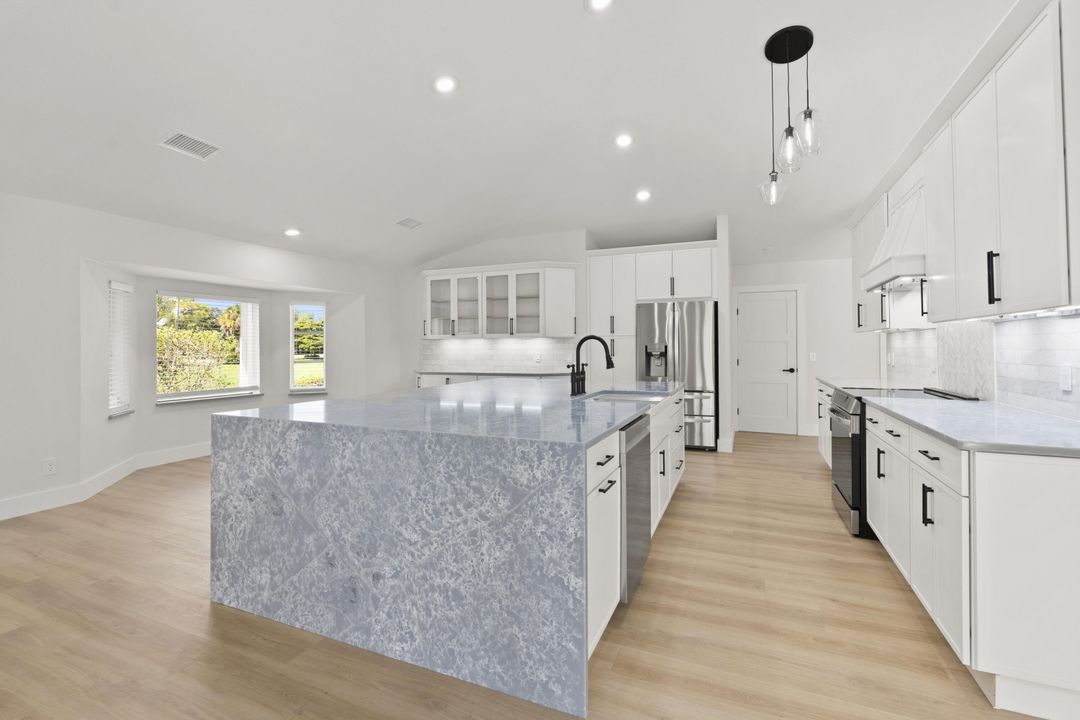 Activo con contrato: $895,000 (3 camas, 2 baños, 2363 Pies cuadrados)