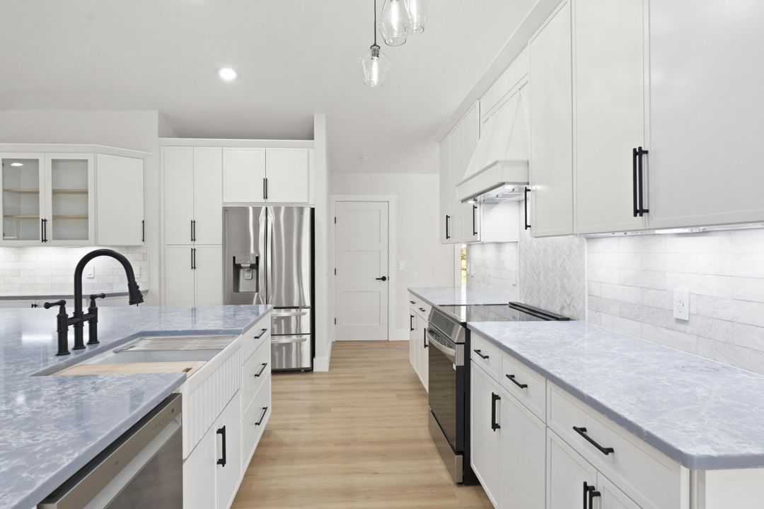 Activo con contrato: $895,000 (3 camas, 2 baños, 2363 Pies cuadrados)