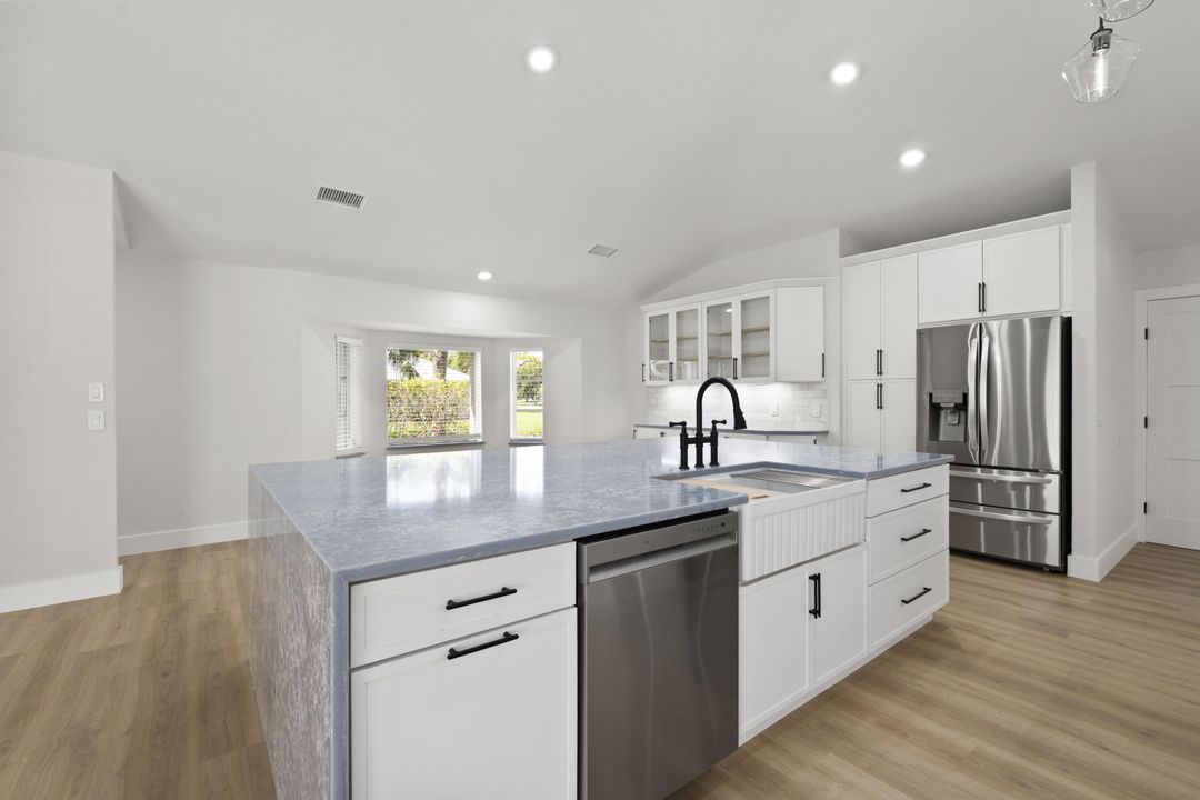 Activo con contrato: $895,000 (3 camas, 2 baños, 2363 Pies cuadrados)