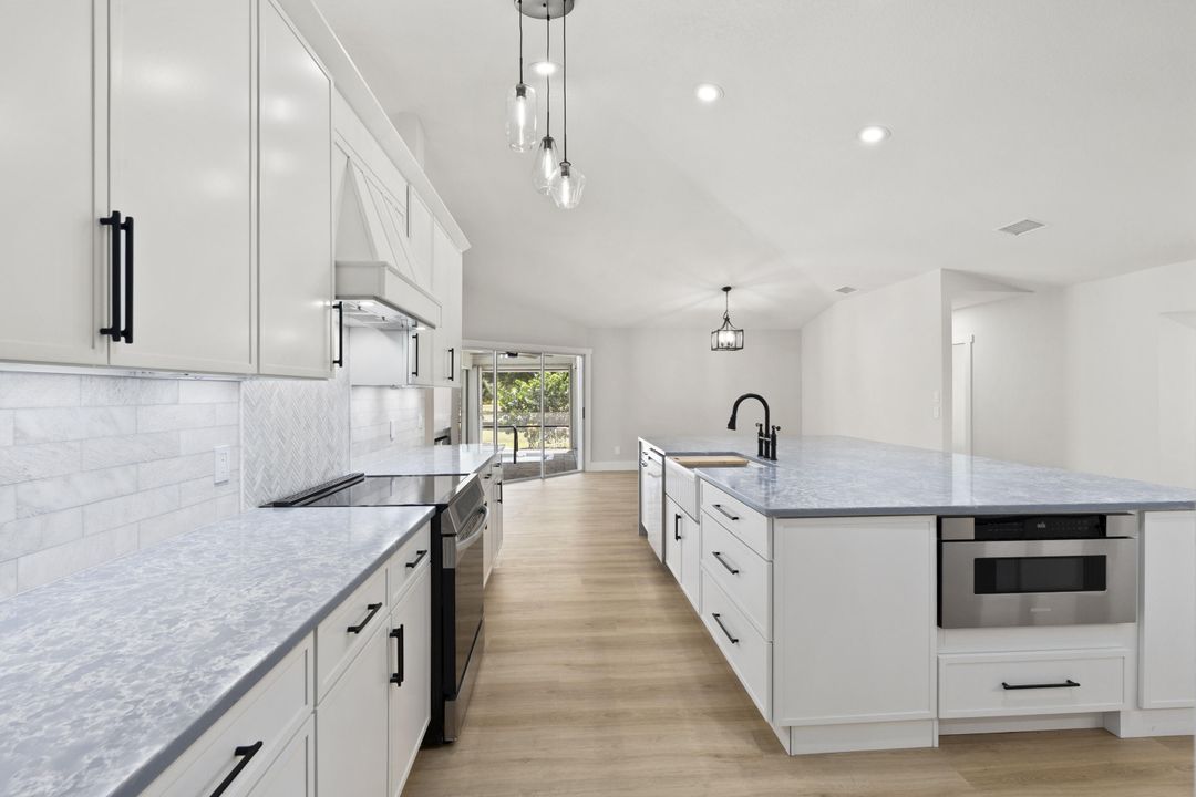 Activo con contrato: $895,000 (3 camas, 2 baños, 2363 Pies cuadrados)