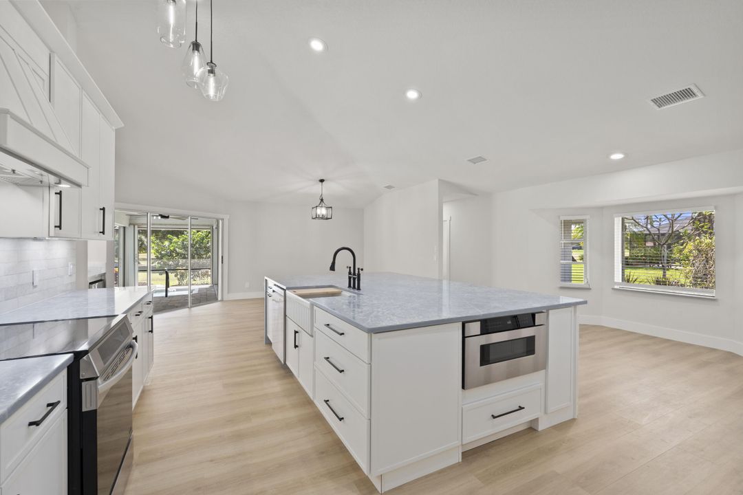 Activo con contrato: $895,000 (3 camas, 2 baños, 2363 Pies cuadrados)