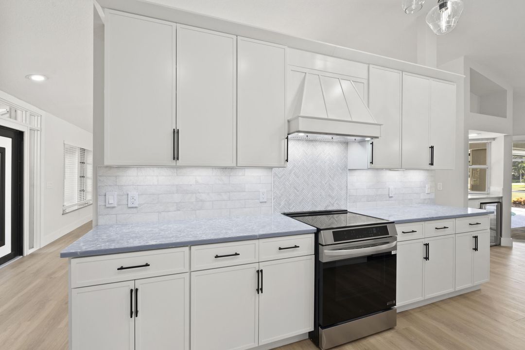 Activo con contrato: $895,000 (3 camas, 2 baños, 2363 Pies cuadrados)