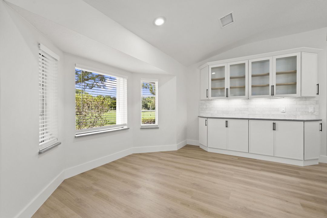 Activo con contrato: $895,000 (3 camas, 2 baños, 2363 Pies cuadrados)