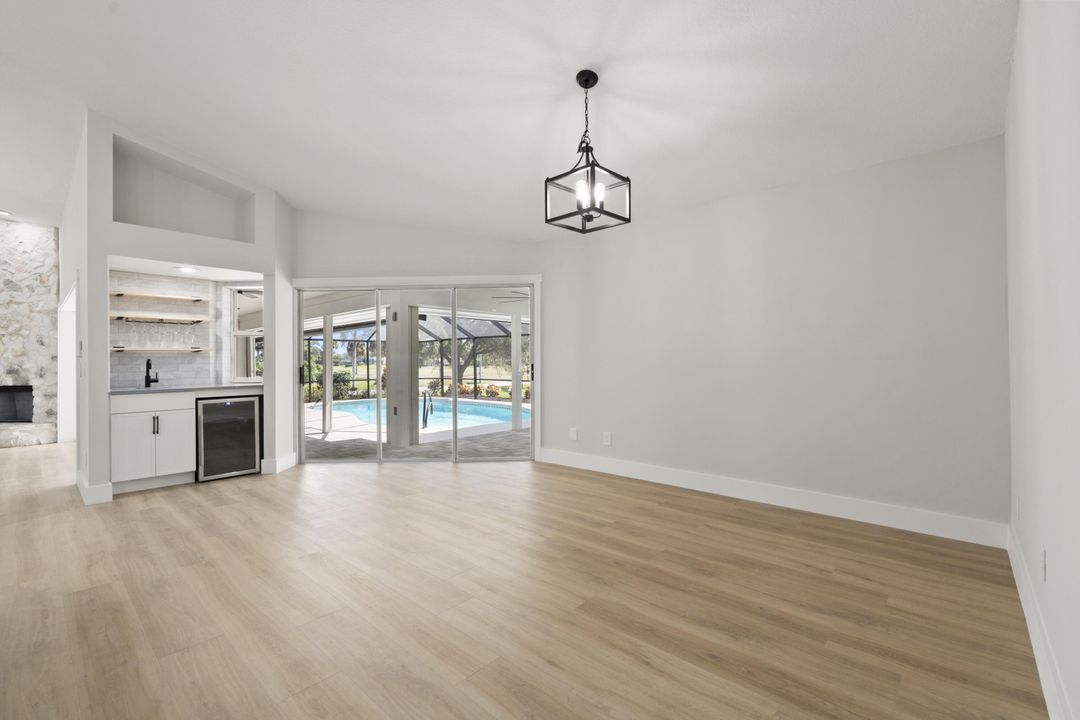 Activo con contrato: $895,000 (3 camas, 2 baños, 2363 Pies cuadrados)