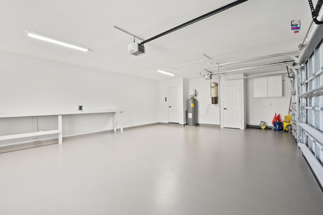 Activo con contrato: $895,000 (3 camas, 2 baños, 2363 Pies cuadrados)