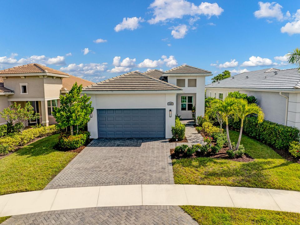 For Sale: $424,900 (2 beds, 2 baths, 1646 Square Feet)